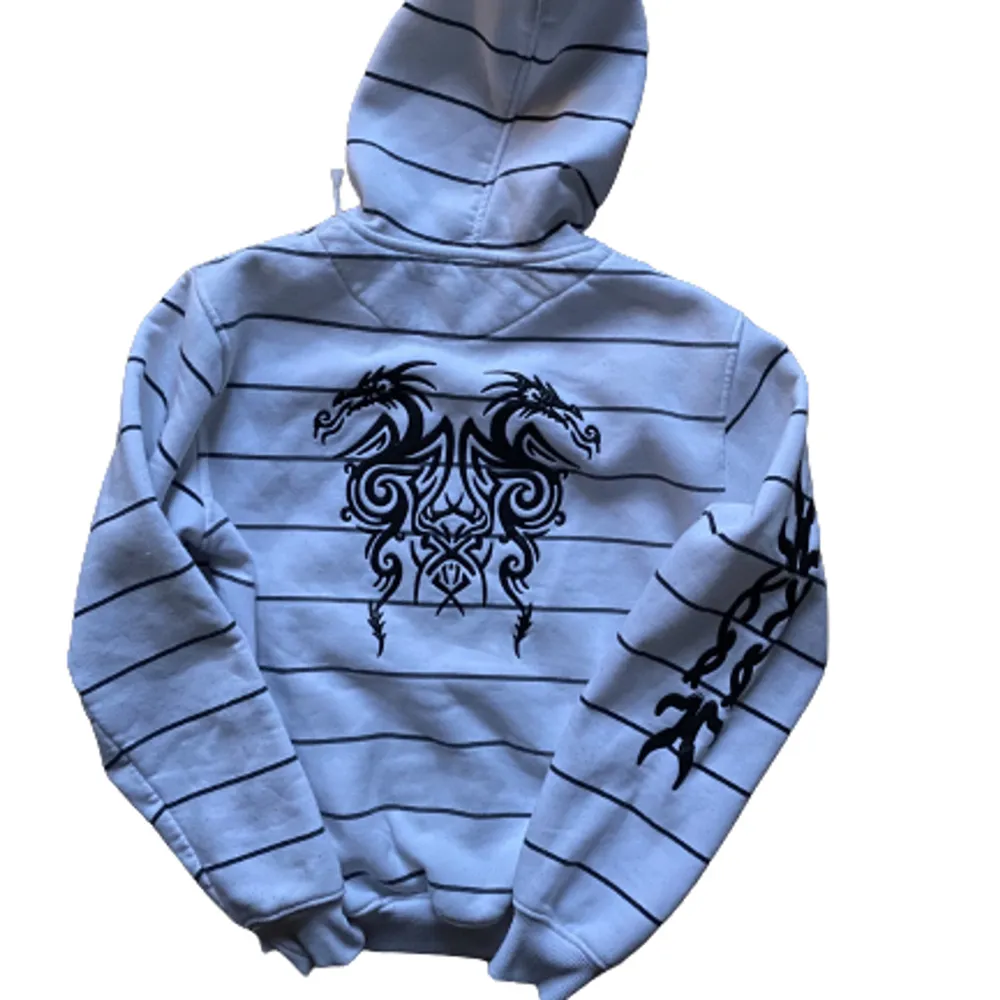 jättecool zip up hoodie med drakliknande tryck !! vet inte den exakta storleken men skulle säga M💕. Hoodies.