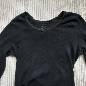 Långärmad topp  - Söt topp med rosett 