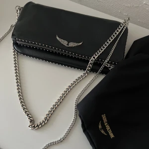 Zadig väska - Säljer min fina zadigväska som inte används längre. Modellen rock studs clutch. Köpte i zadigbutiken i stan för 4450 kr💗💗 kan tänka mig gå ner i pris vid snabb affär💗