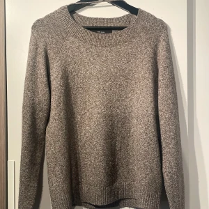 stickad tröja  - brun stickad tröja från vero moda! 🤎 passar bra i strl S inget stickigt material väldigt bekväm, säljs pga den inte kommer till använding🌟