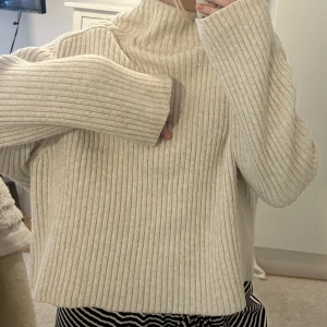 Stickad tröja - Säljer nu min stickade tröja som är köpt från plick, ordinarie från h&m. Den har en fin polo krage som inte sitter tajt. Skriv privat för fler bilder💓💓