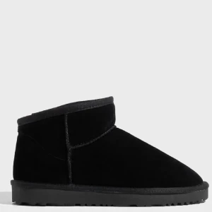 Helt nya boots från nelly🤍 - Helt nya ”uggs” från nelly med fluff inuti perfekt till vintern🤍❄️ Skriv för fler frågor!! 350kr nypris