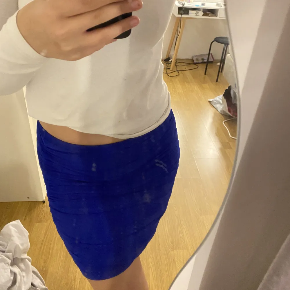 Säljer min blå kjol, hade den på 250 dagars när jag klädde ut mig till super mario och det är ända gången den kommit till användning!. Kjolar.