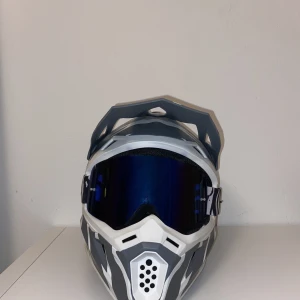 Kross hjälm - En kross hjälm i super skick! Inköpt för 1600kr. Har använts 4 gånger när jag har kört moped. Goggels medföljer.