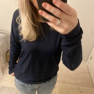 Blus med öppenrygg - Fin blå blus som är öppen i ryggen