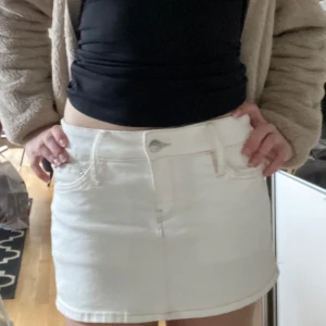 Vit jeanskjol - Ass snygg vit jeanskjol🤩 jättefint skick nästan ny! Storlek XS