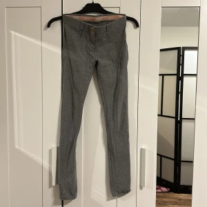 Freddy pants  - Säljer mina Freddy pants Färg ljus grå Lågmidjade Storlek XSMALL Som nya , använda ett par få gånger