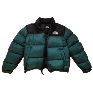 The North Face Puffer - Storlek M  Grön tnf puffer retro nuptse  700 gås dun fyllning andvänd en vinter men andvänd med varsamhet, därav bra skick