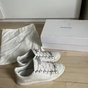 Säljer min killes snygga balenciaga arena low skor. De är inprincip nyskick! Storlek 43.