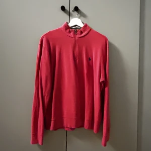 Polo tröja - Mycket elegant polo tröja från Ralph Lauren. Använd bara ett fåtal gånger och är i väldigt bra skick, typ som ny