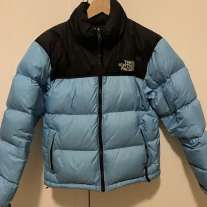 North face jacka - Jättefin och tjock vinterjacka från the north face. Använd men kemtvättad, så inga defekter😁 Pris kan diskuteras 
