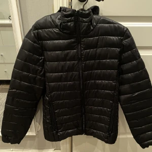 Tunn dunjacka - Tunn enkel dunjacka från Sublevel som är för liten. Inga defekter