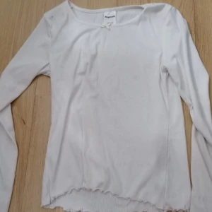 Tröja  - En tröja som inte kommer till användning längere 🥰förlåt för min kamera skriv gärna och fråga om fler bilder🤗