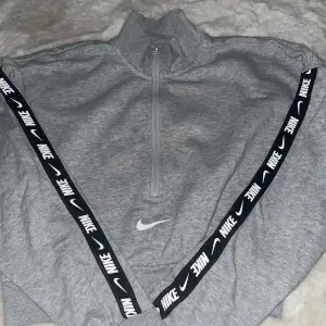 Långärmad tröja från Nike, använd men är i bra skick, st xs men funkar som S