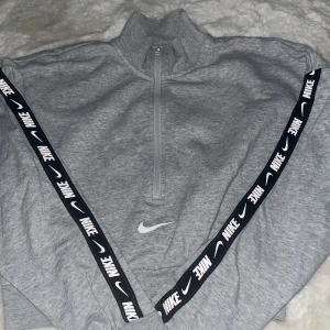 Tröja - Långärmad tröja från Nike, använd men är i bra skick, st xs men funkar som S