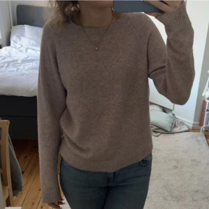 Stickad tröja - Söt stickad tröja från vero Moda! Nästan aldrig använd så inte nopprig alls. Skulle säga att färgen är lite mellan det rosa och det lila hållet.