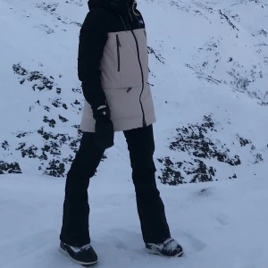 Skidjacka The north face - Säljer min skidjacka från the north face i storlek m som använts under två säsonger men fortfarande i fint skick!