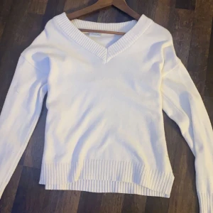 Mys tröja  - Vit mysig vinter/höst tröja med V-ringning🤍på sidorna av tröjan går så slits p kanterna🤍XS-M 🤍