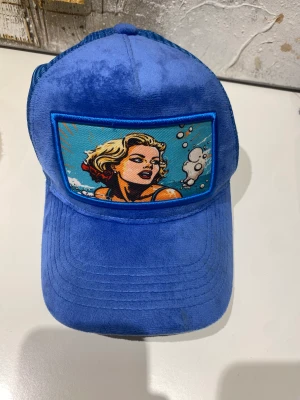 Revenite keps - Tjena jag säljer nu min limiterade Revenite keps den är endast använd ungefär en vecka så den är som ny vid frågor skriv gärna till mig i pm. 