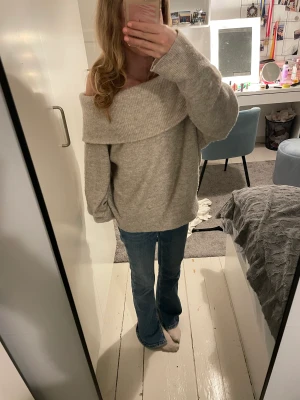Off shoulder tröja - En off shoulder stickad tröja som kommer från hm. Jag säljer den eftersom att den är lite för stor och inte kommer till användning längre. Den är i ganska fint skick men lite nopprig.