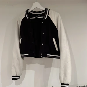 Collegejacka kort modell - Säljer dottern i familjens svartvita collegejacka som hon bara använt en säsong. 🙀 Nu har hon ”växt ur” dvs tröttnat på den. 😸 Den är en Divided från H&M i vuxenstorlek M. 