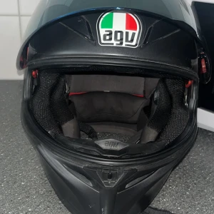 MC/moppe hjälm - Hej, säljer nu denna hjälm från italienska märket AGV, då vi inte längre har kvar mina moppar!Den är köpt för runt 4000kr.