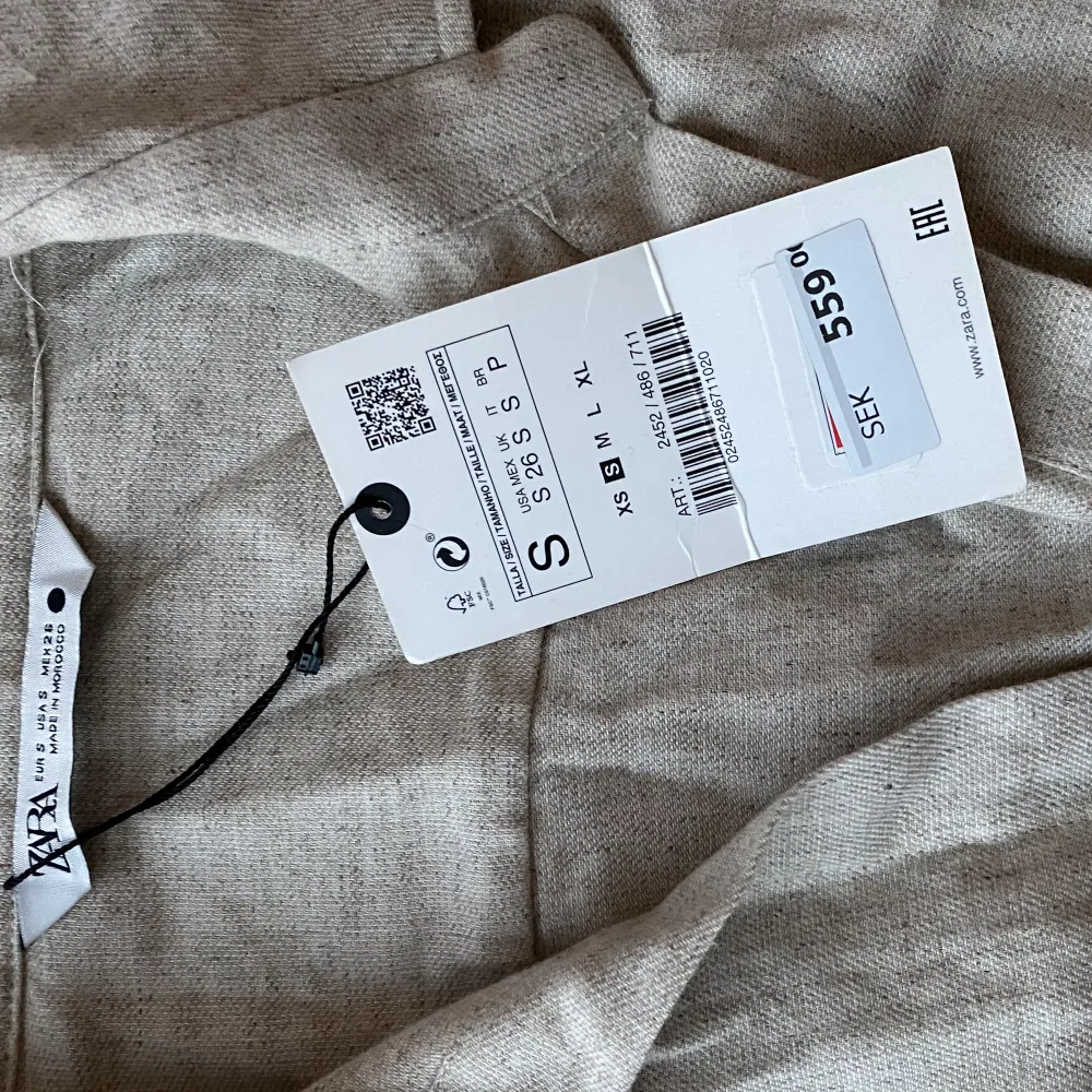 Helt oanvänd cropped skjorta i linne/bomulls mix. Köpt för 559 kr. . Skjortor.