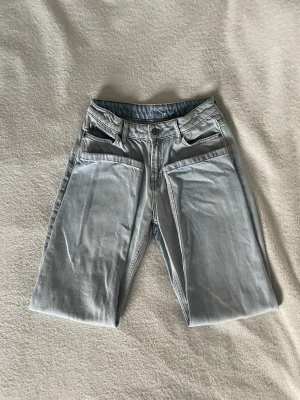 Grunt jeans - Ljusblå jeans från KidsBrandStore som passar loose🔥hör av dig vid frågor, priset kan diskuteras:)