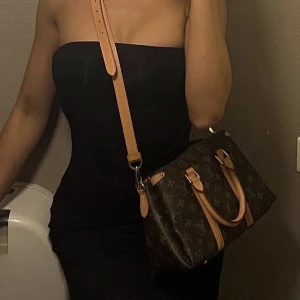 INTRESSEKOLL - Säljer eventuellt min LV väska som jag fått i present för några år sedan. Något använd vid speciella tillfällen men väldigt bra skick, har dessvärre inte kvitto då jag fått det i present av min fd sambo. Kom med pris förfrågan. Unika kod: CA3109