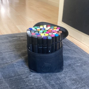 Markers / pennor  - Bra pennor som jag köpt för ett par år sedan, jag vet att en majoritet funkar bra men ett par utav pennorna funkar inte lika bra! Köpte för ca 500kr