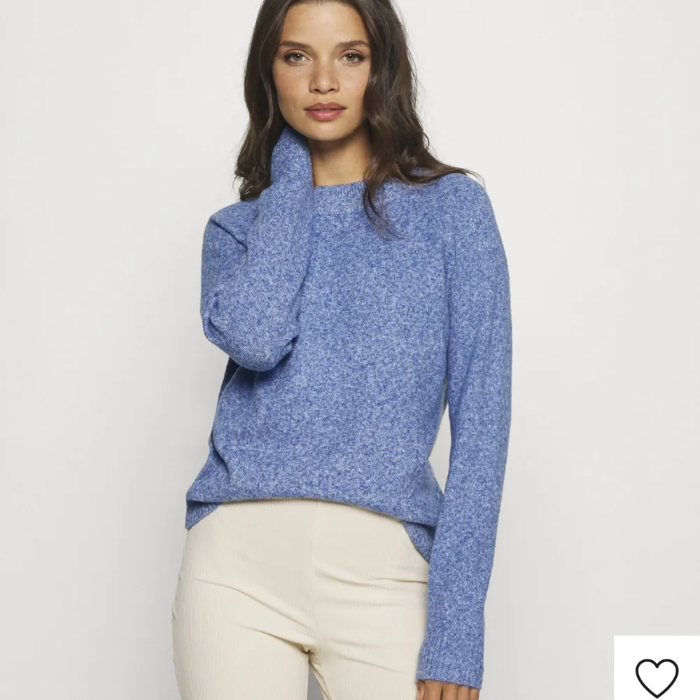 En blå stickad tröja från vero moda, lite ljusare än på bilden. Säljs på grund av minimal användning😊 Nypris 219kr . Tröjor & Koftor.