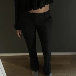 Bikbok lågmidjade kostymbyxor  - Lågmidjade kostymbyxor från bikbok! Jättebra skick och använda fåtal gånger❤️ storlek 38 menar passar mig mig 34/36 då dom är ganska små i storleken! ❌LÄS BIO INNAN DU KONTAKTAR/KÖPER!❌