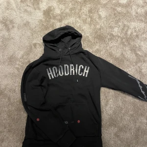 Hoodrich  - Hej  säljer nu min fina hoodrich hoodie. Köpt från JD sport. Fint skick 8/10. Storlek S. Vid funderingar hör gärna av dig 