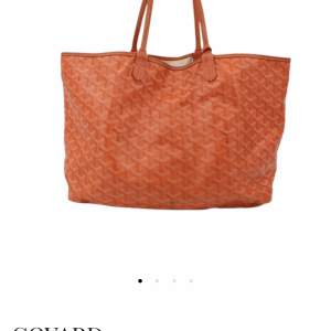 Populär Goyard väska köptes på Vestiaire collective. I fint skick men lite små fläckar inuti annars inte märkbart slitage. 