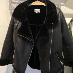 NAKD Jacka - Svart fodrad jacka i skinnimitation. Köpt förra året på NA-KD, helt oanvänd. NY SKICK. Varm o skön perfekt nu till höst & vinter🤎