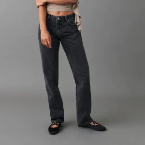 Low waist straight jeans gina tricot - Low waist straight jeans från gina tricot! Köpt för 499kr! De når precis till foten på mig som är 170, så upplever de lite för korta, de är också lite mindre i storlek ön de gråa! Har båda de här sitter som 34!