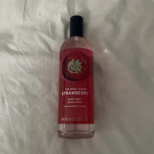 The body shop body mist ”strawberry” - Jag säljer en body mist från the body shop i den gamla förpackningen använd 1-2 ggr ungefär 90% kvar💋