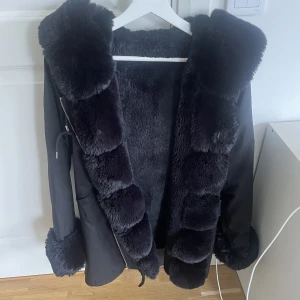 Fodrad vinterjacka med päls - Pälsfodrad på insidan med luva varm vinterjacka (inte äkta päls) 