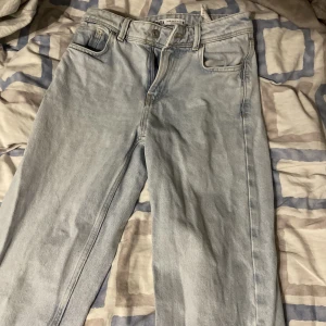 Zara jeans - Snygga midwaist jeans från zara. Om du drar upp dem hela vägen blir de högmidjade och om du har dem lite längre ned blir de lågmidjade. Modell straight.