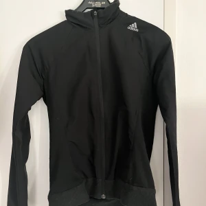 Träningsjacka - Träningsjacka från Adidas i storlek xxs, sitter mer som en xs. Väl snvänd men bra skick ❤️reflex och mudd på ärmarna