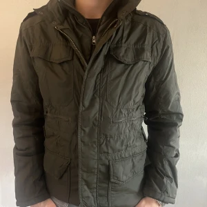 Field Jacka  - PONDUS!  Säljer denna sjukt snygga Field jacka!  Storlek M fits L  Även denna är perfekt för hösten med den mörkgröna färgen!
