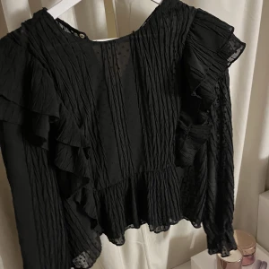 Blus med volanger  - Från zara storlek L. Knappt använd 