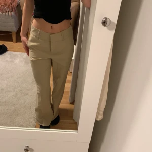 Beiga kostymbyxor  - Säljer nu de perfwkta beiga kostymbyxorna. De kommer inte till användning och därför säljer jag de. De är nyskick! 😆 💓