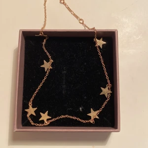 Stjärn halsband  - Halsband från brandy Melville, köpt för ca 90kr.