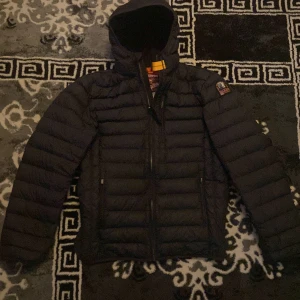  Parrajumper last minute jacka. - Hej! Säljer min Parrajumper last minute jacka som jag köpte i thernlunds.se förra vintern den har blivit för liten så tänkte köpa en Annan jacka den är i god skicka. Köpte den för 4000 och vill ha 3500. St ska passa till 13 till 15 år och 160 170 cm.