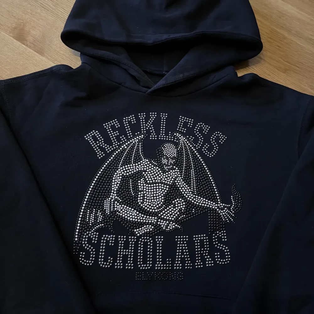 Fet reckless schoolars Hoodie!  Detta är den OG svarta hoodien från ett av deras tidigare dropp!  I riktigt bra condition! Inga stenar har fallit av!  Skrivit frågor / köp OBS priset går att diskutera!. Hoodies.