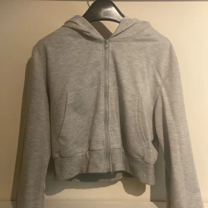 Kort zipup hoodie - Grå zip up hoodie, använd ett antal gånger, kort så den når till midjan🤍