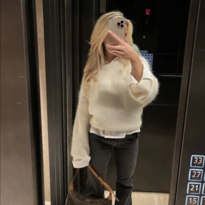 Arket Mohair jumper - Använder inte lämgre! Storlek xs som tyvärr krymt i tvätten🥲den va redan ganska oversized från början och då brukar jag ha S!  Så passar nu en xs/s skulle jag säga💕nypris 999kr Första lånad bild!