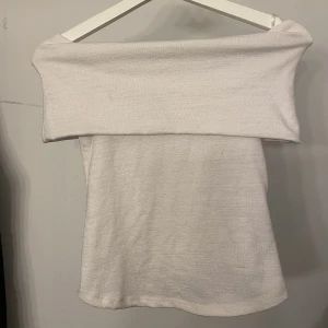Topp - Jättefin off shoulder topp från Zara i bra skick🥰