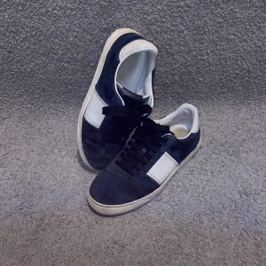 Valentino Flycrew  - Valentino Flycrew! Feta flycrews i färgen Navy, storlek 39. Skorna är i använt skick, en nit på vardera sko saknas men det är inget som märks. Hör av dig vid frågor! 